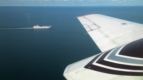 Un-Hermoso-Día-Encantador-Mientras-Los-Hombres-Pasan-Tiempo-Con-Su-Amado-Avión-Piper