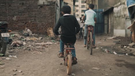 Barrio-De-Tugurios-Dharavi-Mumbai-India-Chico-En-Bicicleta
