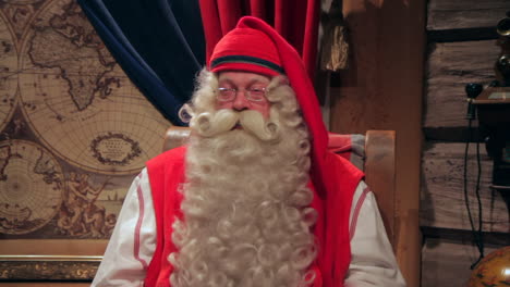 Der-Echte-Weihnachtsmann-Sitzt-Zu-Einem-Interview-Und-Spricht-Im-Slomo-Vor-Der-Kamera