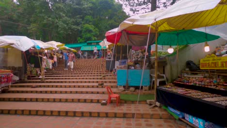 Eine-Rucksacktouristin-Läuft-An-Marktständen-Am-Tempel-Wat-Phrathat-Doi-Suthep-Entlang