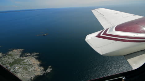 Un-Hermoso-Día-Encantador-Mientras-Los-Hombres-Pasan-Tiempo-Con-Su-Amado-Avión-Piper