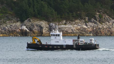 Una-Barcaza-Que-Transporta-Una-Gran-Excavadora-Cruza-Un-Fiordo-Noruego
