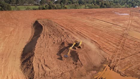 Yarrawonga,-Victoria,-Australia---18-April-2023:-Tracked-excavator-turning-around-and-making-ready-to-pick-up-dirt-at-earthworks-on-Black-Bull-Golf-Course-in-Yarrawonga
