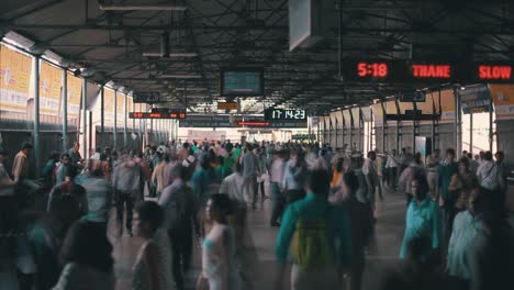 Indien-Bahnhof-Zeitraffer-Hauptverkehrszeit