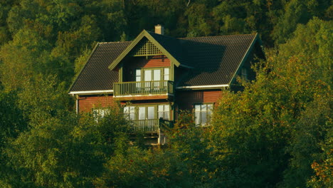 Resort-Estético-Hotel-Privado-De-Las-Montañas-Del-Valle-De-Preikestolen-En-Medio-De-Vegetación.