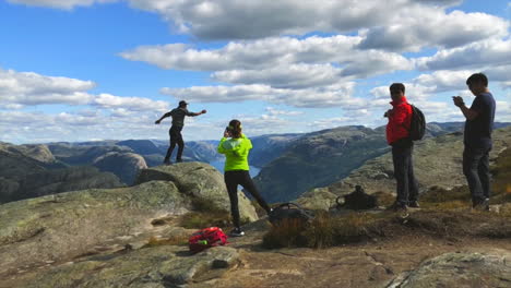 Turista-Saltando-Y-Posando-Para-Una-Foto-En-El-Borde-De-La-Roca-Del-Púlpito-Preikestolen-En-Noruega