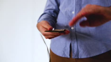 Hombre-De-Negocios-Con-Camisa-Lanza-Dólares-Americanos-A-La-Cámara