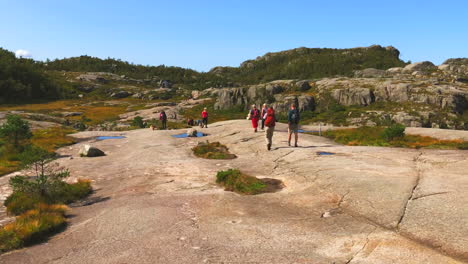Enthusiastic-tourists-hiking-on-the-Preikestolen-Pulpit-Rock-of-Forsand-in-Rogaland-county,-Norway