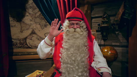 Der-Weihnachtsmann-Winkt-Den-Mädchen-Und-Jungen-Auf-Der-Ganzen-Welt-Am-Ende-Seines-Interviews-Vom-Nordpol-Aus-Zum-Abschied