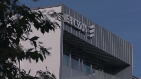 Nahaufnahme-Von-Gebäuden-Mit-Dem-Logo-Des-Drahtlosen-Kommunikationsunternehmens-Ericsson-Auf-Der-Außenseite