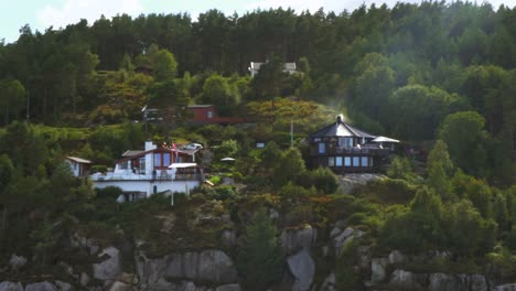 Casas-Modernas-Construidas-En-Las-Escarpadas-Costas-Rocosas-De-Sognefjord,-El-Fiordo-Más-Largo-Y-Profundo-De-Noruega.
