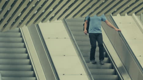 Una-Foto-De-Un-Hombre-Caminando-En-Una-Escalera-Mecánica-Que-Se-Mueve-Hacia-Abajo-En-El-Metro-De-Estocolmo,-Suecia