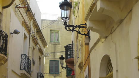 Curious-happy-tourists-discovering-the-narrow-streets-of-Victoria,-Gozo-city-in-Malta