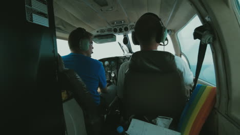 Toma-Panorámica-Del-Científico-En-La-Parte-Trasera-De-Un-Avión-A-Los-Pilotos-En-La-Cabina.