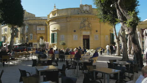 Lebensstil-Der-Innenräume-Der-Stadtinsel-Gozo-Auf-Malta,-Mit-Menschen,-Die-Sich-Zu-Einem-Treffen-Versammelt-Haben