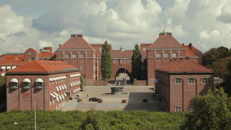 Vista-Amplia-Y-De-Alto-ángulo-De-Un-Patio-En-El-Campus-Del-Késimo-Instituto-Real-De-Tecnología