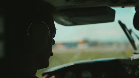 Ein-Wunderschöner-Tag,-An-Dem-Männer-Zeit-Mit-Ihren-Geliebten-Piper-Flugzeugen-Verbringen