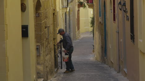 Pintor-Saliendo-A-Trabajar-Desde-Las-Estrechas-Calles-De-La-Ciudad-De-Victoria-Gozo-En-Malta