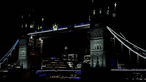 A-stunning-view-from-the-themes-of-the-london-bridge-at-night