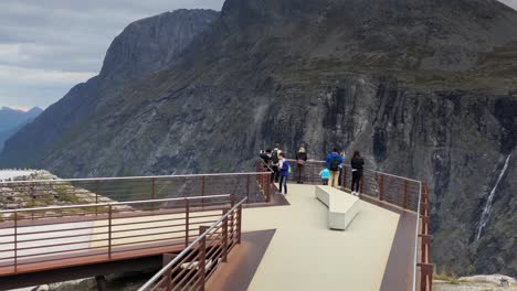 Die-Kamera-Nähert-Sich-In-Zeitlupe-Einem-Aussichtspunkt-Auf-Den-Trollstigen-Voller-Touristen