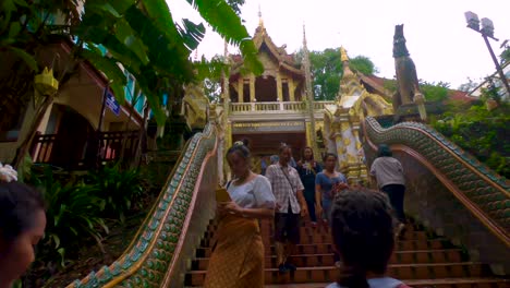 Touristen-Und-Einheimische-Auf-Dem-Weg-Zum-Buddhistischen-Tempel-Wat-Phra-That-Doi-Suthep
