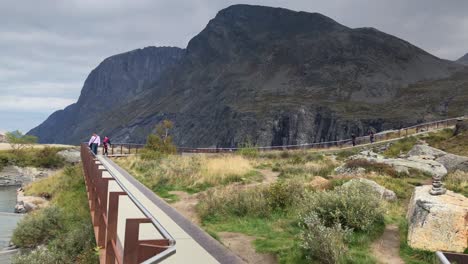 Gente-Caminando-Cerca-De-Una-Corriente-De-Agua-En-La-Cima-De-Las-Montañas-De-Trollstigen-En-Cámara-Lenta