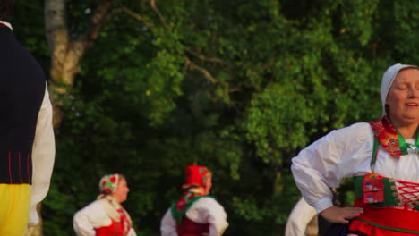 Wunderschöner-Und-Anmutiger-Schwedischer-Volkstanz,-Der-In-Der-Tradition-Der-Mittsommerfeier-Live-Auf-Der-Bühne-Präsentiert-Wird,-Während-Musiker-Geige-Spielen