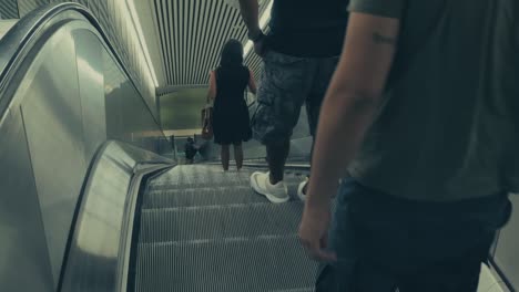 Gente-En-Una-Escalera-Mecánica-Que-Se-Mueve-Hacia-Abajo-Hasta-El-Metro-De-Estocolmo