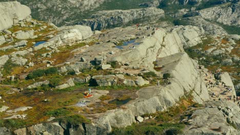 Roca-Del-Púlpito-En-Noruega,-A-600-Metros-Sobre-El-Fiordo-De-Lysefjord