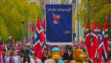 Las-Celebraciones-Del-17-De-Mayo-Mientras-Los-Noruegos-Celebran-El-Día-De-La-Constitución-Con-Trajes-Tradicionales-En-Un-Desfile-Masivo.