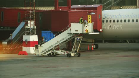 Un-Camión-De-Escalera-De-Avión-Avanza-Hacia-La-Puerta,-Despejando-El-Avión-Para-Despegar-En-Estocolmo-Arlanda