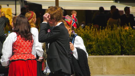 Die-Feierlichkeiten-Zum-17.-Mai:-Die-Norweger-Feiern-Den-Tag-Der-Verfassung-Mit-Traditioneller-Kleidung-Und-Schwenkenden-Fahnen-In-Norwegen