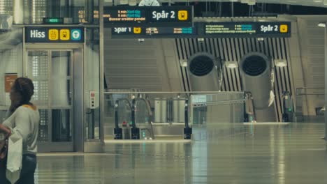 Eine-Frau,-Die-Im-Flur-Der-U-Bahn-In-Stockholm-Läuft-Und-Mit-Ihrem-Handy-Telefoniert