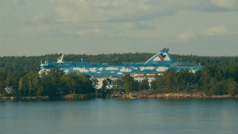 Ferry-De-Crucero-Azul-Y-Blanco-Que-Navega-Por-Estrechos-Canales-Del-Archipiélago-De-Estocolmo-En-Suecia
