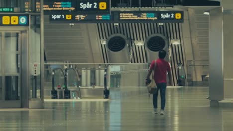 Un-Hombre-Caminando-Dentro-De-La-Terminal-De-La-Estación-De-Metro-De-Estocolmo.