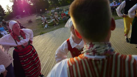Musiker-Spielen-Geige-Bei-Der-Aufführung-Des-Traditionellen-Skandinavischen-Volkstanzes,-Der-Von-Paaren-Während-Des-Mittsommers-In-Schweden-Aufgeführt-Wird