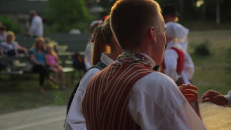Hermosos-Y-Elegantes-Bailes-Folclóricos-Suecos-Presentados-En-Vivo-En-El-Escenario-En-La-Tradición-De-Celebrar-El-Solsticio-De-Verano-Mientras-Los-Músicos-Tocan-El-Violín.
