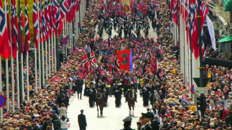 Die-Feierlichkeiten-Zum-17.-Mai:-Die-Norweger-Feiern-Den-Tag-Der-Verfassung-In-Traditioneller-Kleidung-In-Einer-Riesigen-Parade