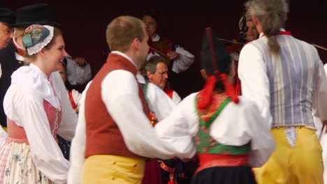 Los-Escandinavos-Felices-Y-Sonrientes-Demuestran-El-Arte-Muy-Tradicional-De-La-Danza-Folclórica-Ante-Una-Multitud-De-Espectadores-Mientras-Los-Músicos-Tocan-El-Violín.