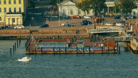 Luftaufnahme-Eines-Kleinen-Freizeitbootes-Im-Hafen-Von-Helsinki