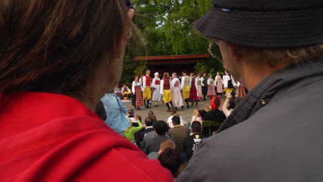 Músicos-Tocan-El-Violín-Para-La-Interpretación-De-La-Tradicional-Danza-Folclórica-Escandinava-Presentada-Por-Parejas-Durante-El-Verano-En-Suecia.