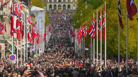 Las-Celebraciones-Del-17-De-Mayo-Mientras-Los-Noruegos-Celebran-El-Día-De-La-Constitución-Con-Vestimenta-Tradicional-Y-Banderas-Ondeando-En-Noruega.