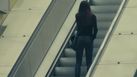 Una-Mujer-Joven-En-Camino-En-Una-Escalera-Mecánica-En-El-Metro-De-Estocolmo