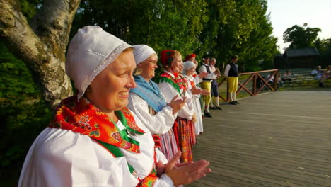 Hermosos-Y-Elegantes-Bailes-Folclóricos-Suecos-Presentados-En-Vivo-En-El-Escenario-En-La-Tradición-De-Celebrar-El-Solsticio-De-Verano-Mientras-Los-Músicos-Tocan-El-Violín.