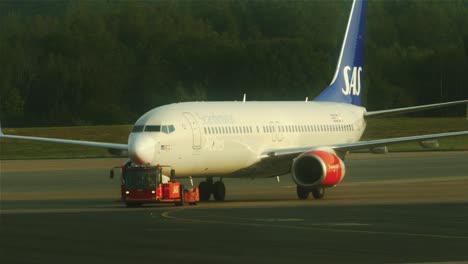 Un-Remolcador-Tirando-De-Un-Avión-Hacia-Las-Puertas-En-Un-Día-Brumoso-En-Estocolmo-Arlanda