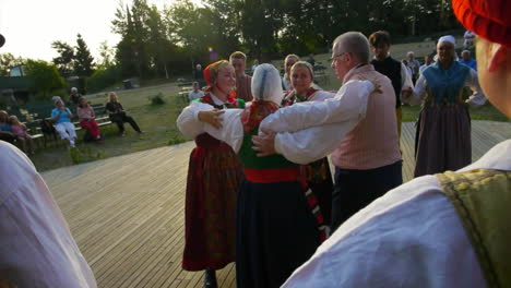 Músicos-Tocan-El-Violín-Para-La-Interpretación-De-La-Tradicional-Danza-Folclórica-Escandinava-Presentada-Por-Parejas-Durante-El-Verano-En-Suecia.
