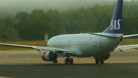 Passagierflugzeuge-Skandinavischer-Fluggesellschaften,-Die-Auf-Der-Landebahn-Des-Flughafens-Stockholm-In-Schweden-Zum-Start-Abbiegen