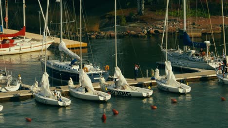 Luftaufnahme-Eines-Piers-Mit-Booten-Für-Einen-Segelwettbewerb