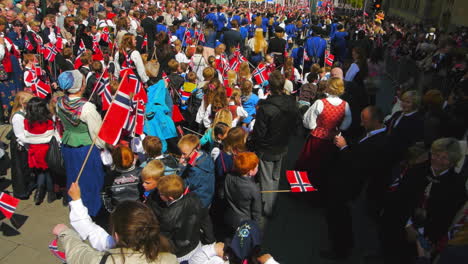 Las-Celebraciones-Del-17-De-Mayo-Mientras-Los-Noruegos-Celebran-El-Día-De-La-Constitución-Con-Trajes-Tradicionales-En-Un-Desfile-Masivo.