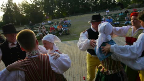 Musiker-Spielen-Geige-Bei-Der-Aufführung-Des-Traditionellen-Skandinavischen-Volkstanzes,-Der-Von-Paaren-Während-Des-Mittsommers-In-Schweden-Aufgeführt-Wird